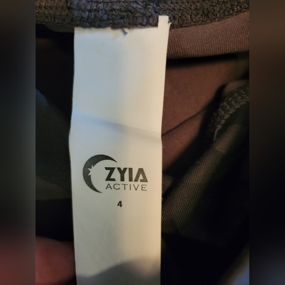 ZYIA Camo luxe capri leggings - Picture 2 of 5